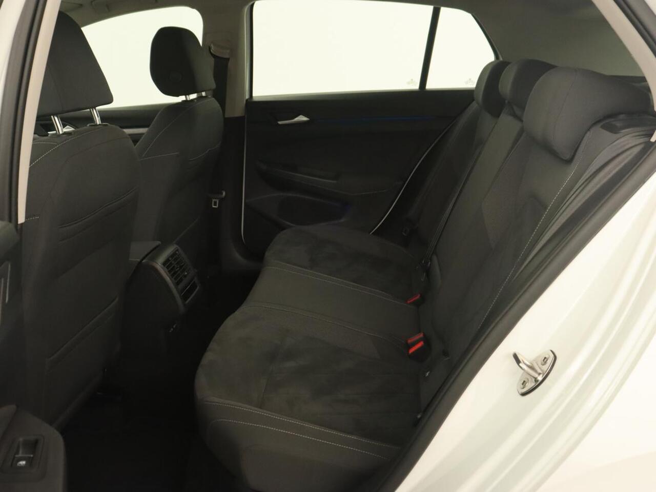 Volkswagen GOLF 1.4 eHybrid Style | Camera | Massage | Carplay | Memory | Sfeerverlichting | Adaptive cruise | Keyless | Navigatie | Full LED | Digital Cockpit