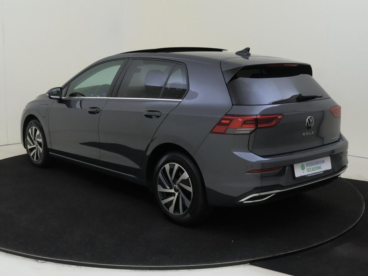 Volkswagen GOLF 1.4 eHybrid | Panoramadak | Trekhaak | Achteruitrijcamera | Stoel- en stuurwielverwarming | Keyless | Adaptieve cruise control | Navigatie |