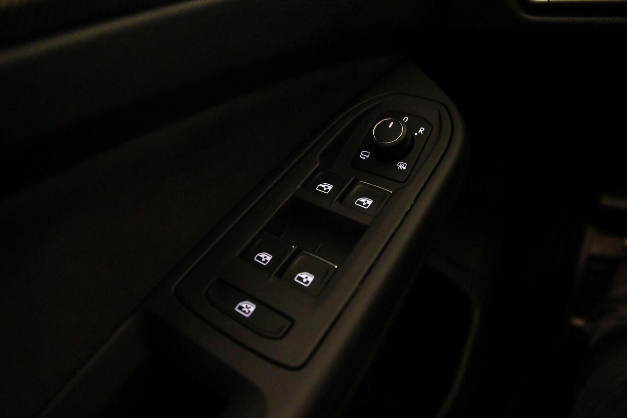 Volkswagen GOLF 1.5 eTSI R-Line Edition 150pk DSG Automaat, Panoramadak, LED matrix koplampen, Harman Kardon sound, Stoelverwarming, Adaptive cruise control, Navigatie, App connect, Stoelverwarming, Side assist