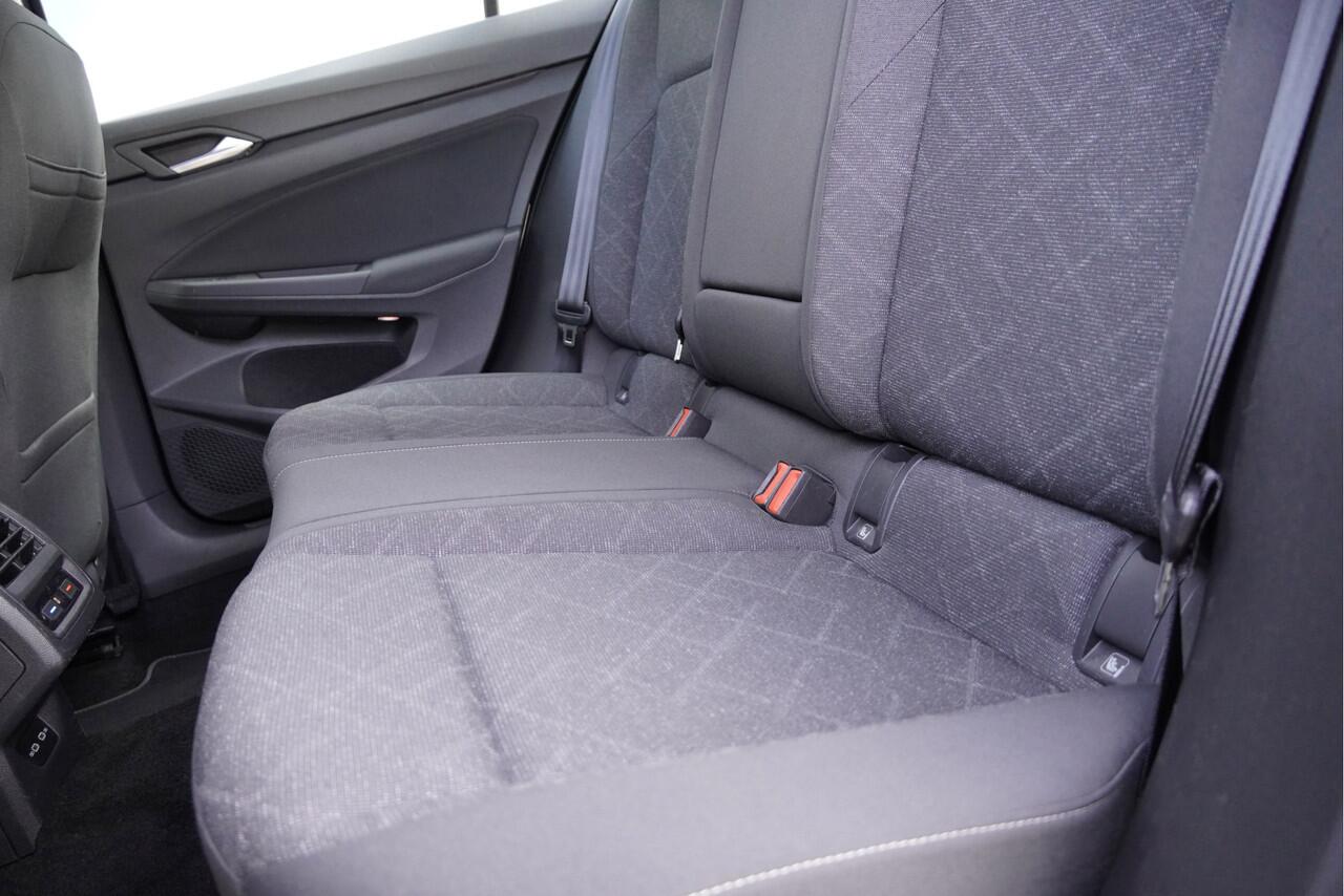 Volkswagen GOLF 1.5 TSI 131PK! Life BJ2020 Lmv 16" | Led | Pdc | Navi | Trekhaak | App-Connect | Dashboard verlichting | Virtual cockpit | Climate control | Cruise control | Getint glas