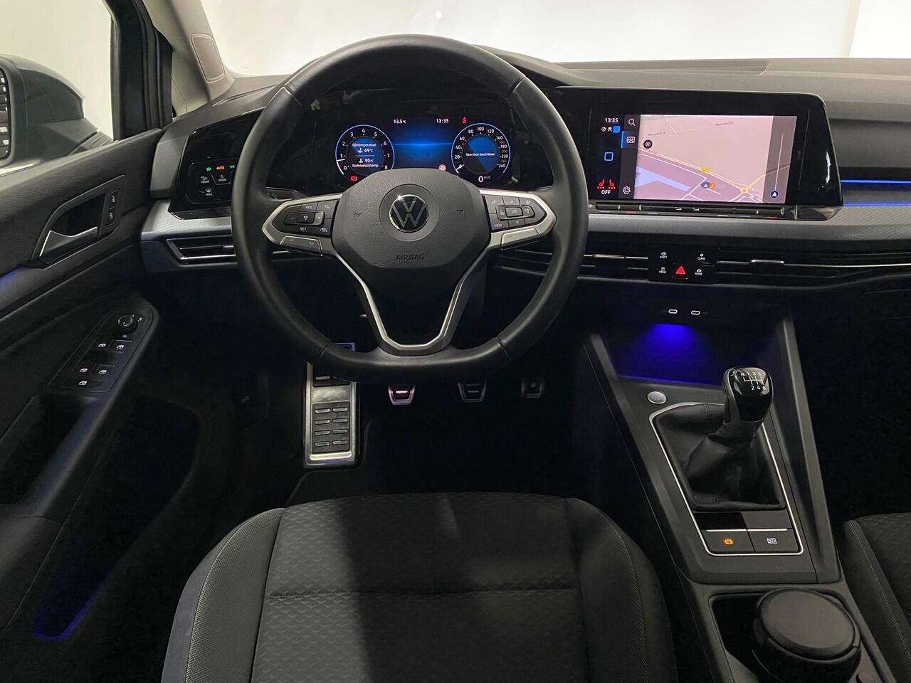 Volkswagen GOLF 1.5 eTSI Active Camera Trekhaak Apple Carplay Standkachel Headup 17inch Navigatie