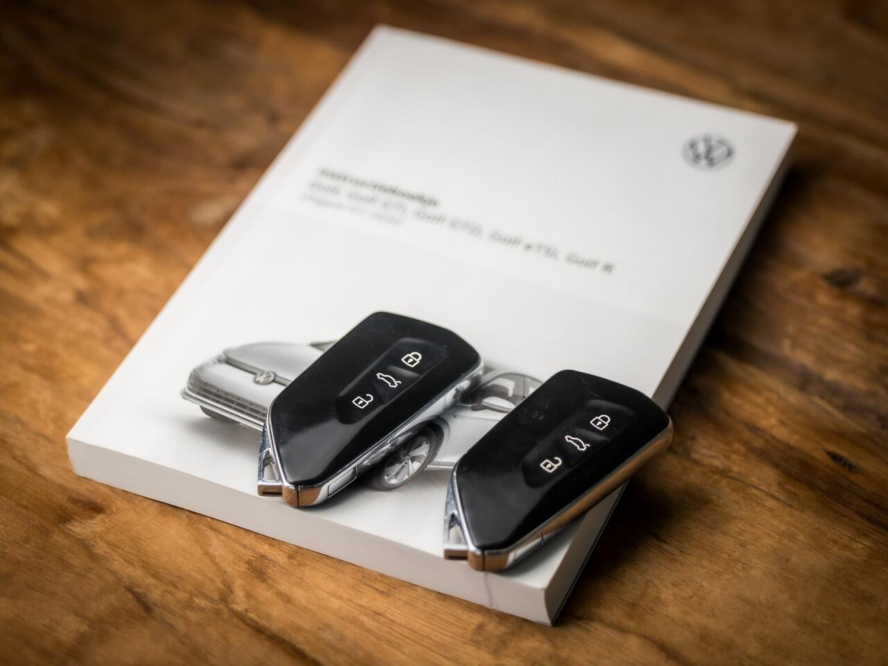 Volkswagen GOLF 1.0 TSI Sportline (DIGITAL DASHBOARD, TREKHAAK, KEYLESS START, LED KOPLAMPEN, GETINT GLAS, SPORTSTOELEN, NIEUWSTAAT