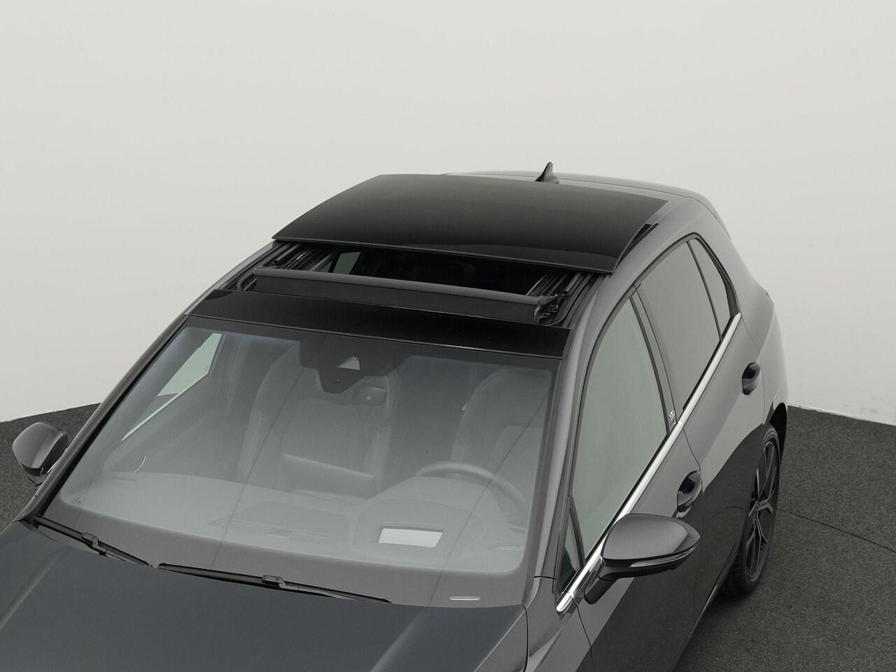 Volkswagen GOLF 1.5 eTSI 150 pk DSG | Edition 50 Anniversary | Panoramadak | Rondomzicht camera | Stoelverwarming | IQ Light | Head-up display | 18 inch