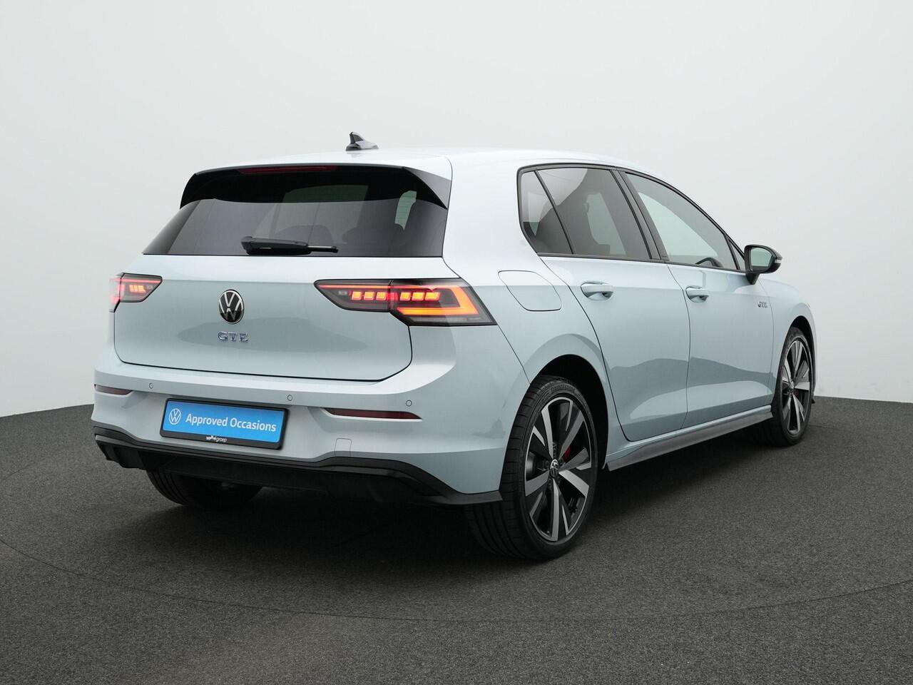 Volkswagen GOLF 1.5 eHybrid 272 pk DSG GTE | Trekhaak | Adaptief onderstel | Head-up display | Stuur-/stoelverwarming