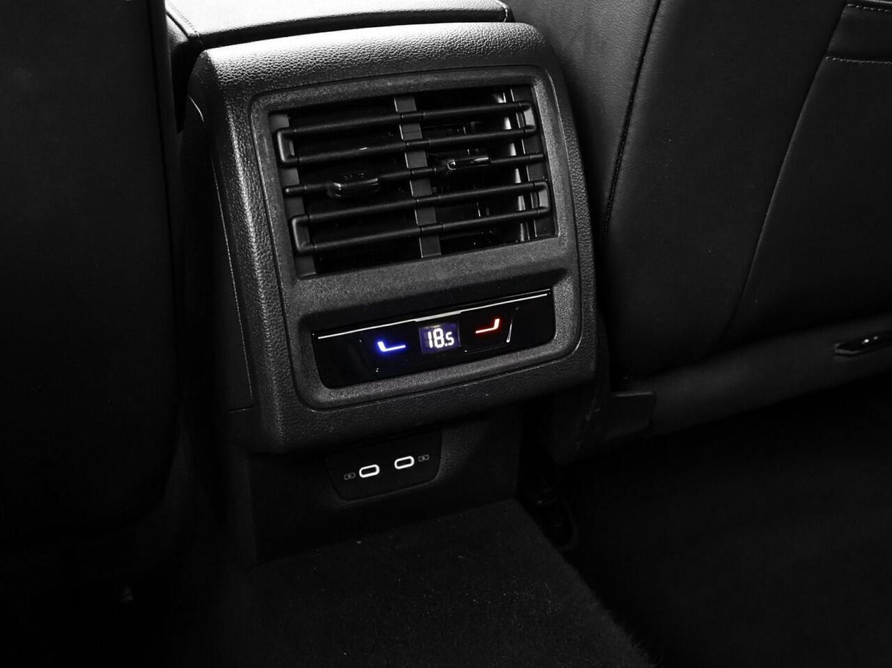 Volkswagen GOLF Variant 1.5 TSI 130pk R-Line · Black Style · Apple/Android Car Play · Stoelverwarming · 18'' Velgen · Matrix LED verlichting ·