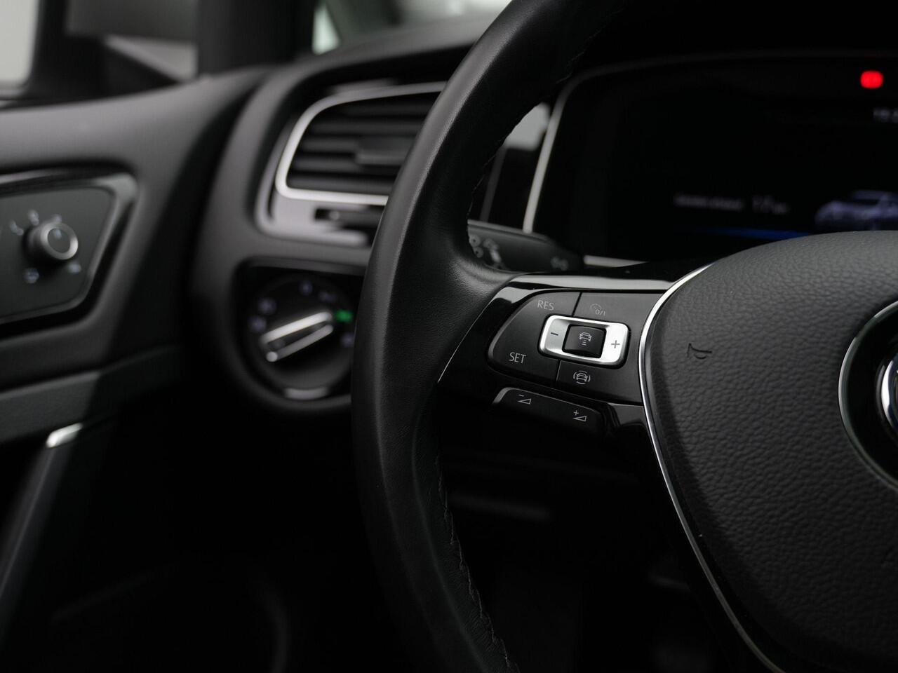 Volkswagen GOLF 1.0 TSI 115 pk Highline | Panoramadak | Trekhaak | Alcantara | Virtual Cockpit | Adaptive Cruise