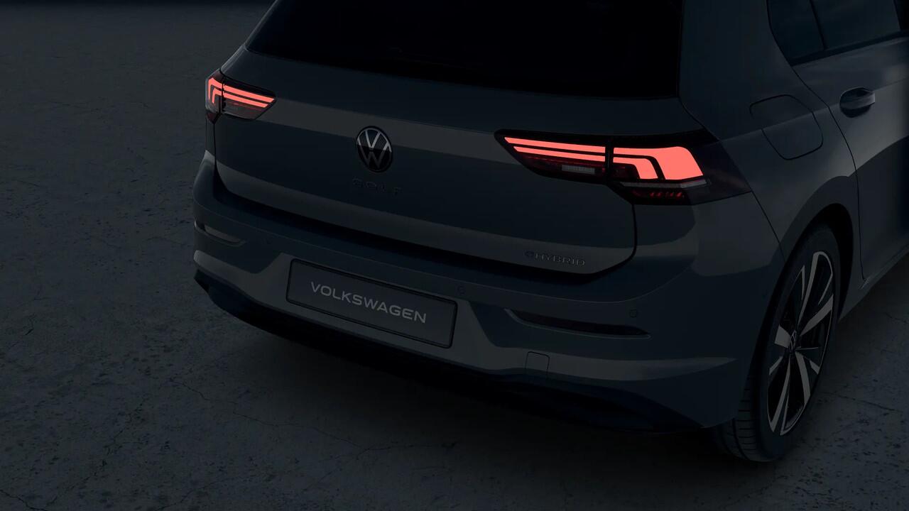 Volkswagen GOLF Life Edition eHybrid | 'App-Connect' draadloze smartphone integratie | Achterbank in ongelijke delen neerklapbaar incl. middenarmsteun en doorlaadmogelijkheid | Afstandscontrolesysteem (Front Assist)