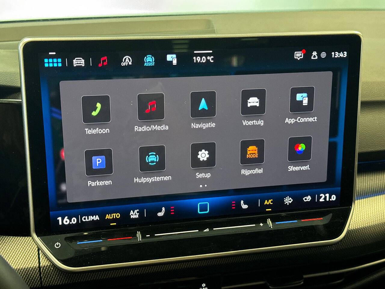 Volkswagen GOLF Variant 1.5 150pk eTSI R-Line Edition Achteruitrijcamera | Parkeersensoren | Adaptive cruise control