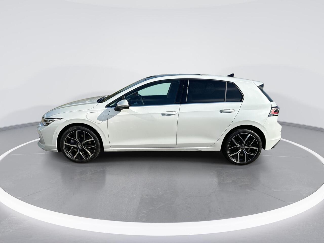 Volkswagen GOLF Style Edition 1.5 eHybrid 204 pk 6 versn. DSG · Multimedia Pakket · Panoramisch schuif-, kanteldak, elektrisch bedienbaar · Trekhaak, elektrisch inklapbaar ·