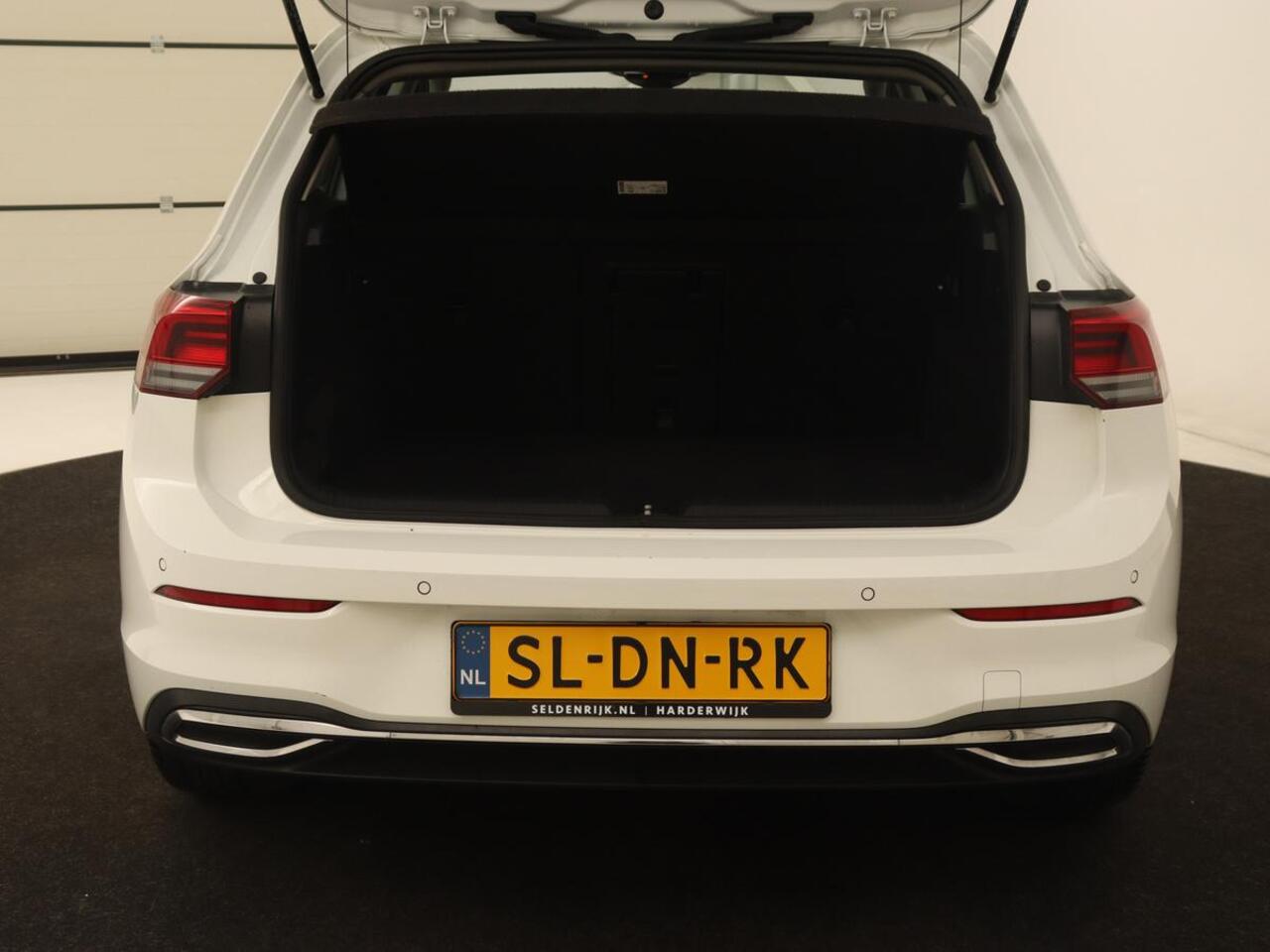 Volkswagen GOLF 1.4 eHybrid Style | Camera | Massage | Carplay | Memory | Sfeerverlichting | Adaptive cruise | Keyless | Navigatie | Full LED | Digital Cockpit