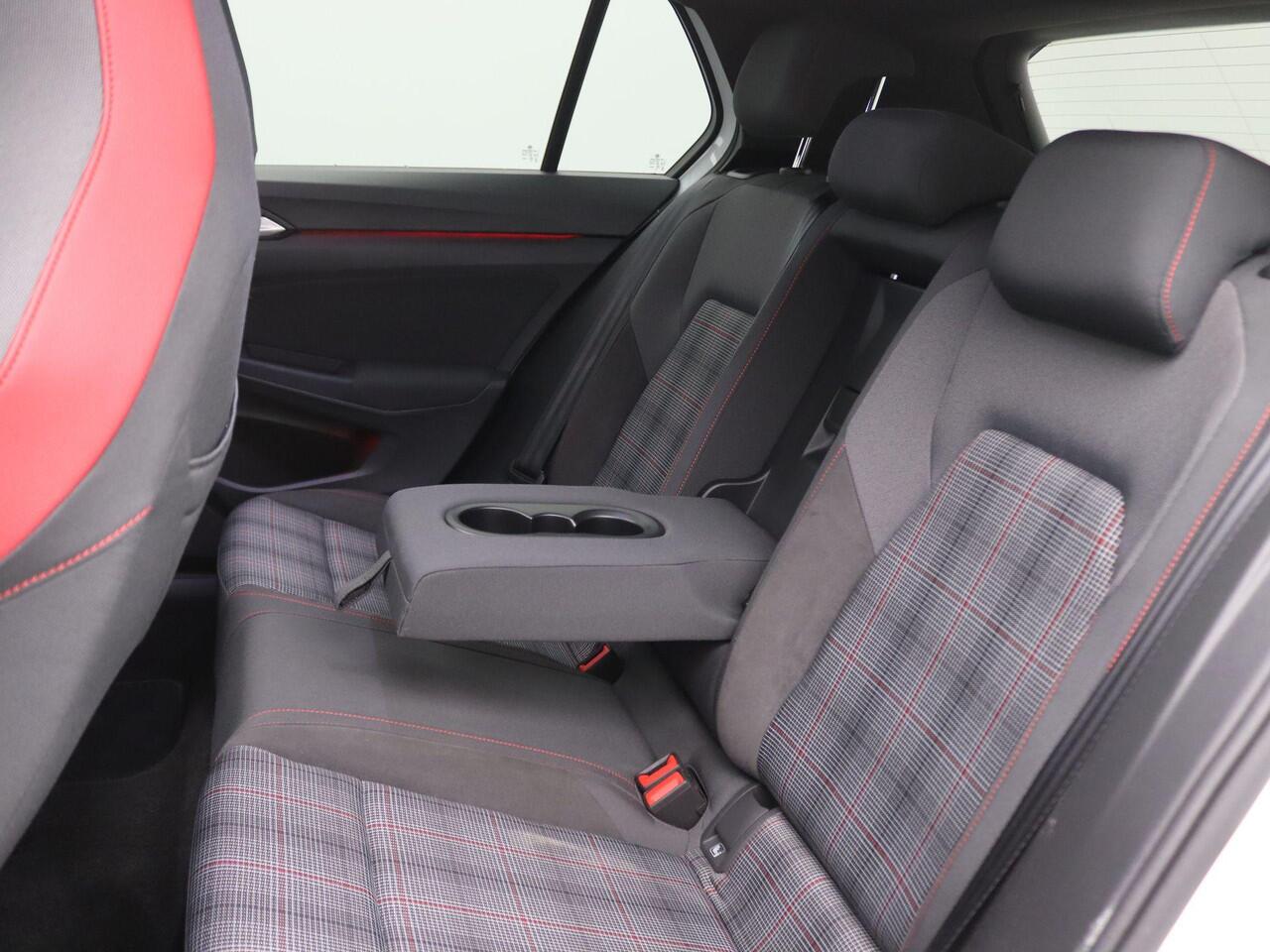 Volkswagen GOLF 2.0 TSI GTI 245PK DSG Pano-Schuifdak, Matrix-LED, Head-up Display, Dodehoek Sensor, Achterruitrijcamera, Adaptieve Cruise Control, Stoel-Stuurverwarming, 19" LM Velgen