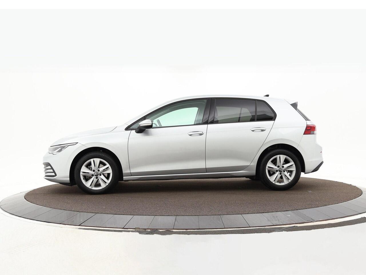 Volkswagen GOLF 1.0 eTsi 110pk DSG Life · Apple/Android Car Play · Navi · P-Sensoren · DAB · Getint Glas · 16'' Inch · Garantie t/m 28-03-2027 of 100.000km
