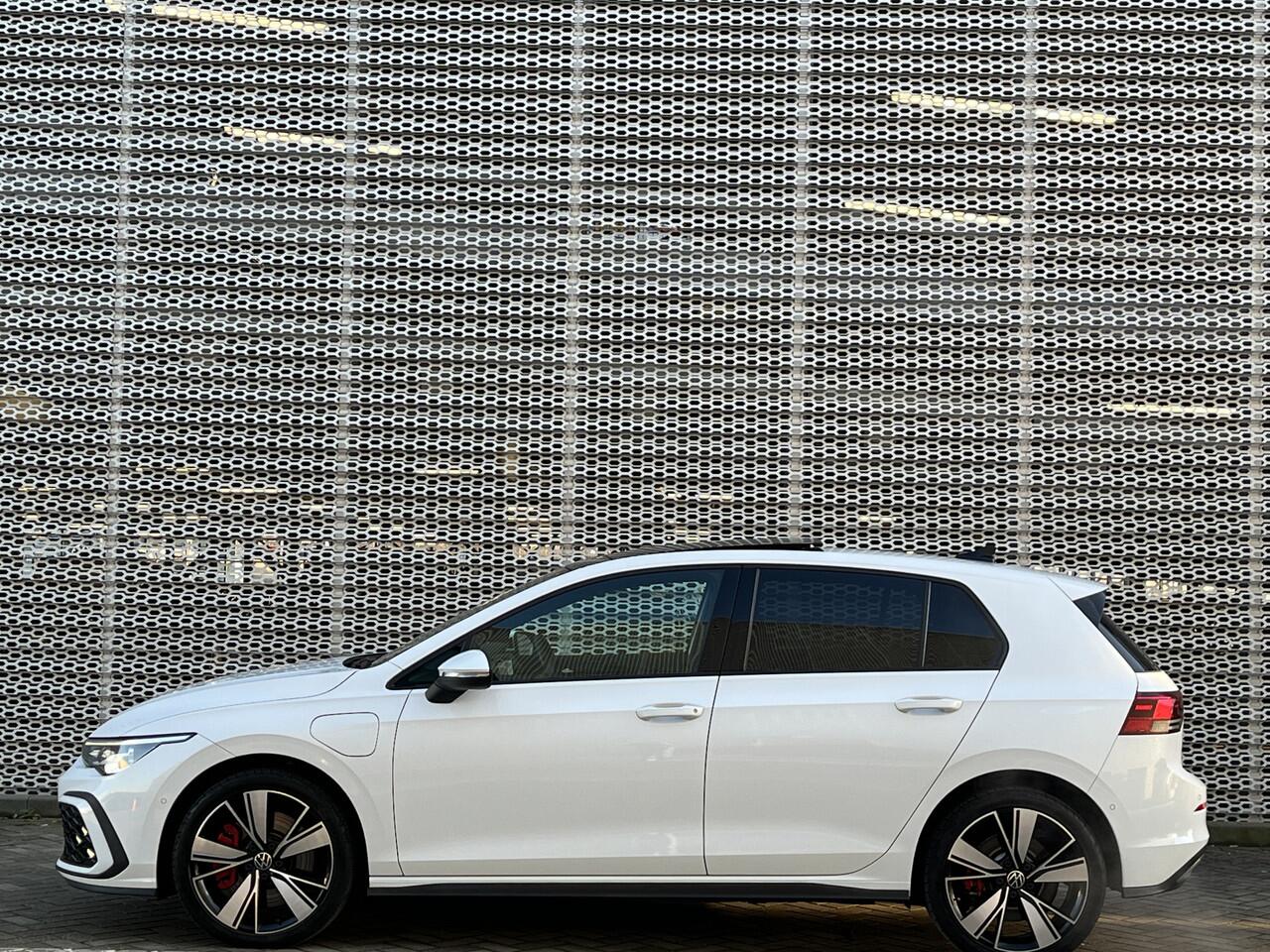 Volkswagen GOLF 1.4 eHybrid 245PK DSG GTE / Panoramdak / Achteruitrijcamera / ACC / Keyless / App-Connect / Park assist / 18" LMV **