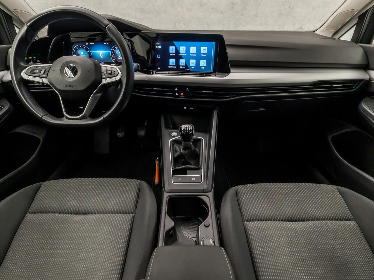 Volkswagen GOLF Variant 1.0 TSI Sportline (APPLE CARPLAY, GROOT NAVI, PARKEERSENSOREN, KEYLESS, GETINT GLAS, SPORTSTOELEN, LM VELGEN, LANE ASSIST, NIEUWSTAAT)