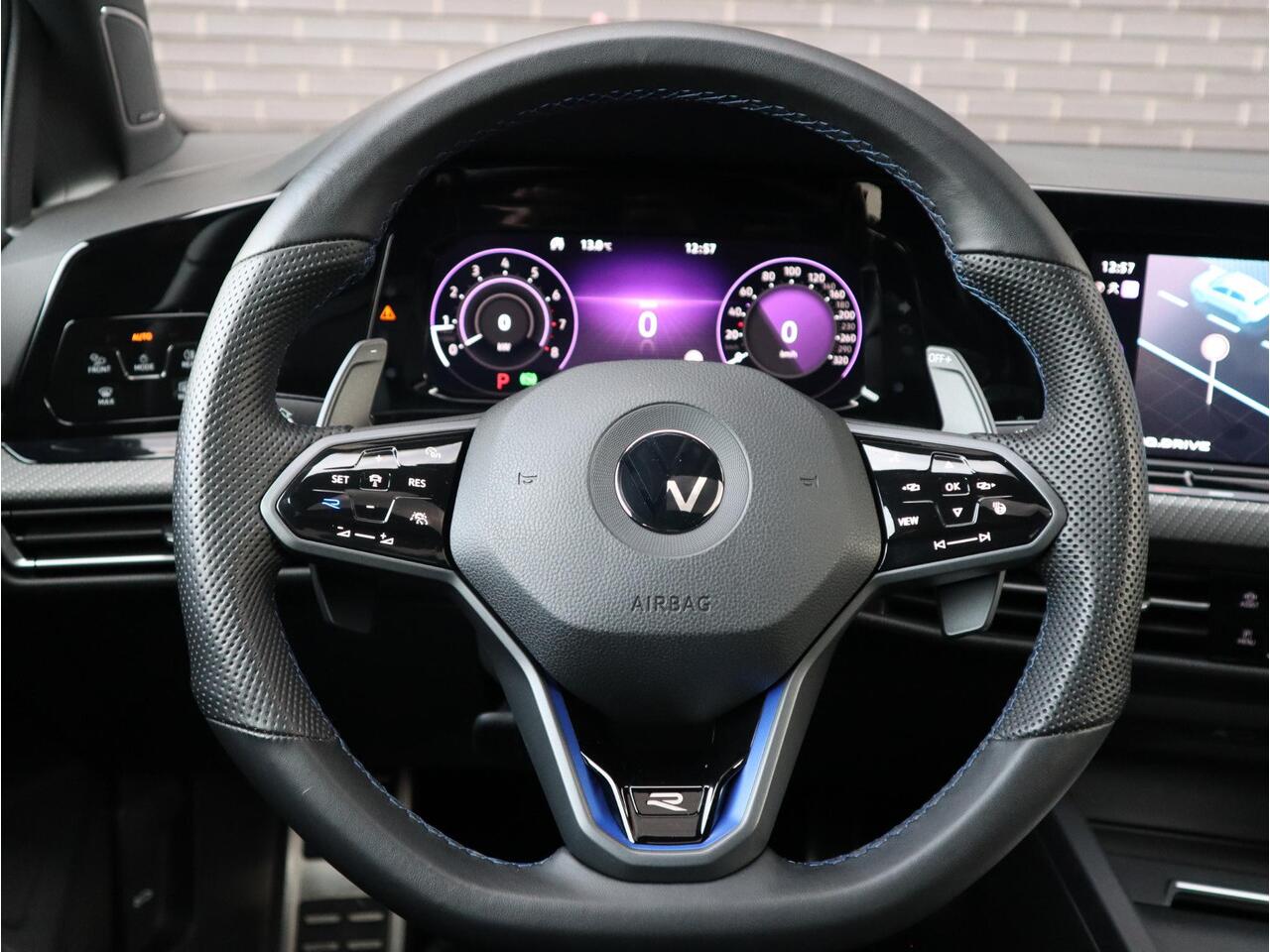 Volkswagen GOLF 2.0 TSI R 4Motion / Adaptief Onderstel / Harman Kardon / 100% Historie / Panoramadak / LED / 19 Inch / Head-Up Display / Sportstoelen / Stoelverwarming / Stuurwiel Verwarmd / Dodehoek Detectie