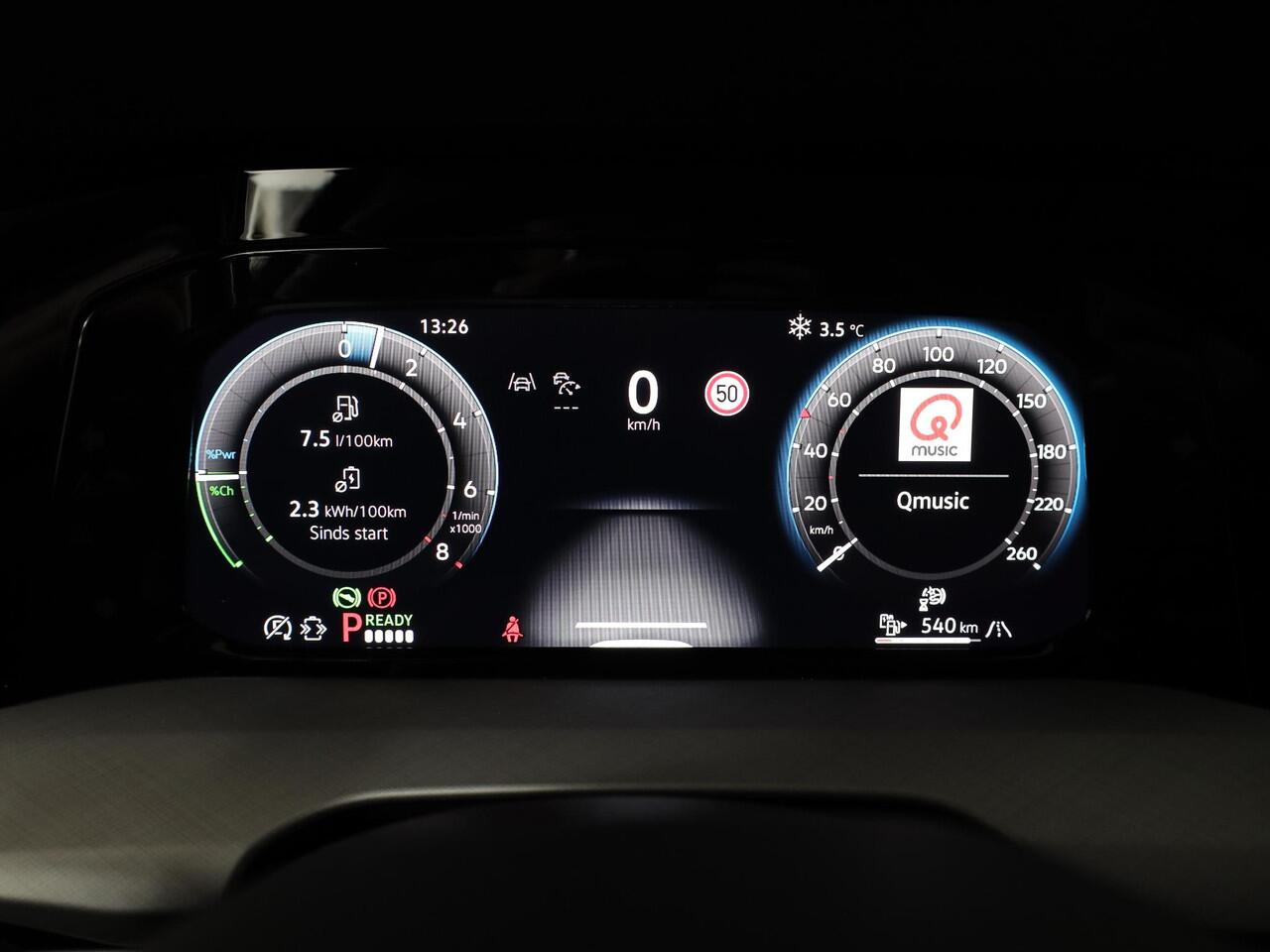 Volkswagen GOLF 1.5 eHybrid Life Edition 204 pk Automaat (DSG) | Verlengde garantie | Navigatie via App | Parkeersensoren (Park assist) | Achteruitrijcamera | Stoelverwarming |