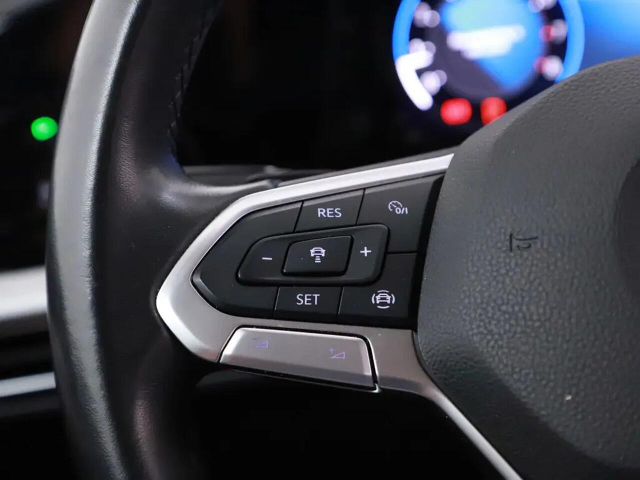 Volkswagen GOLF 1.5 eTSI R-Line Aut. Style | LED | Stoel + stuurverwarming | ACC | PDC 07-2020 76.689 KM