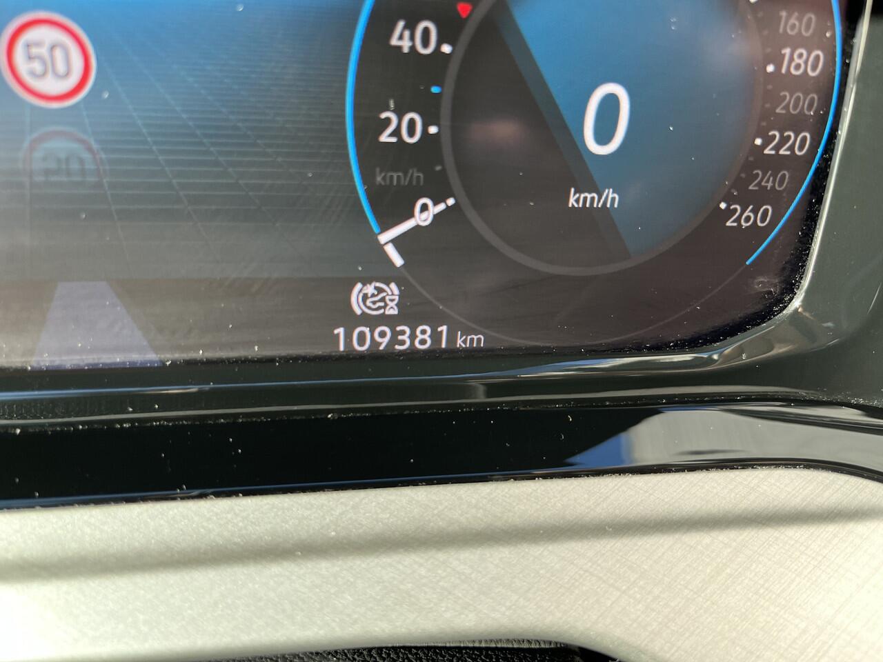 Volkswagen GOLF Variant 1.0 TSI Life / TREKHAAK/ PARK.SENSOREN V+A/ ACC/ APP-CONNECT/ NAVI/ DIGITAL DASH/ LANE-ASSIST/ DAB/ CLIMA/ ISOFIX/ 16'' LMV