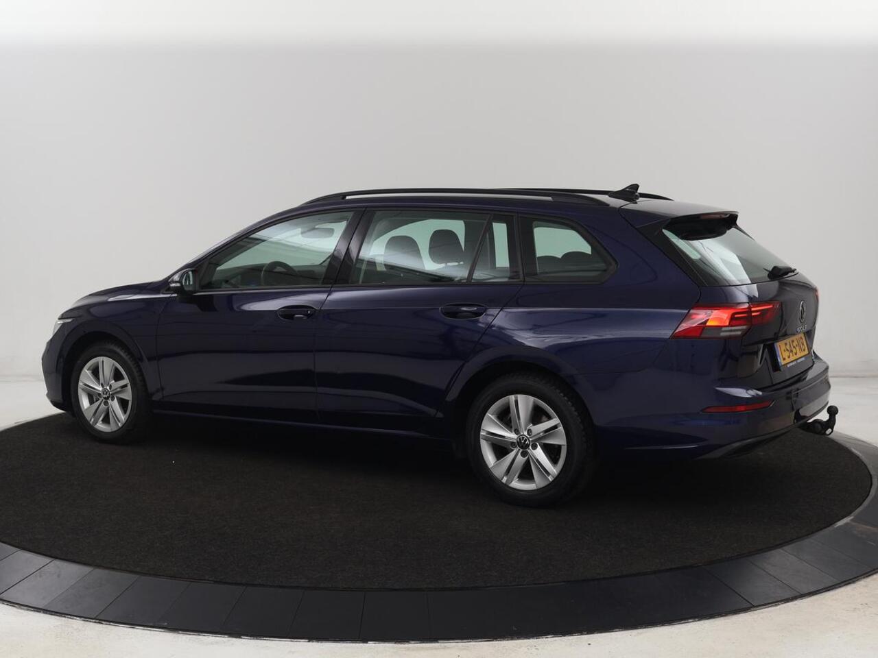 Volkswagen GOLF 1.0 eTSI Life | Trekhaak | Full LED | Carplay | Navigatie | Adaptive cruise | Parkeerhulp | Digital Cockpit | Sfeerverlichting | Climate control