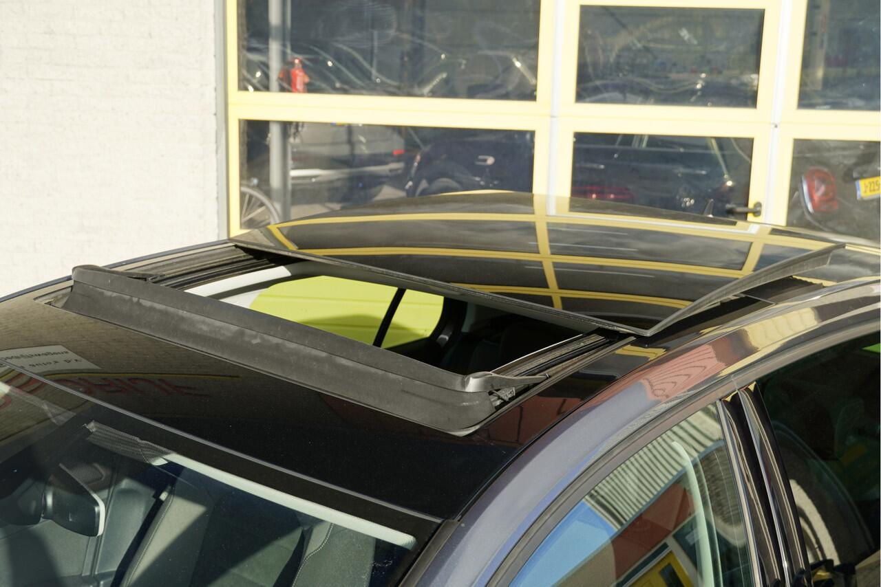 Volkswagen GOLF 1.5 TSI 131PK! 5drs Highline BJ2020 Lmv 17" | Led | Pdc | Navi | Dynamische knipperlichten | Panoramadak | Trekhaak | App-Connect | Virtual cockpit | Climate control | Cruise control | Sportstoelen | Extra getint glas