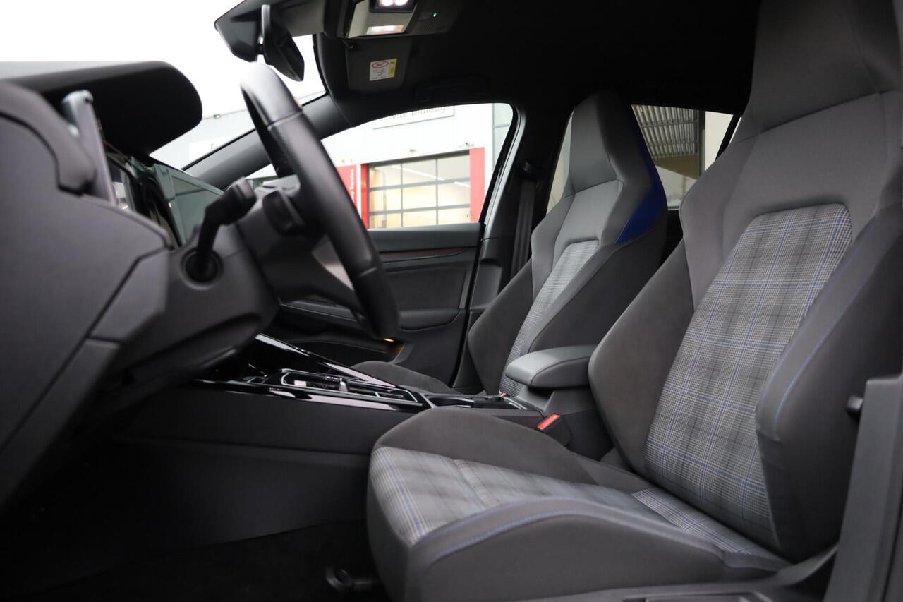 Volkswagen GOLF 1.4 eHybrid GTE Black style 18" LMV Bergamo achteruitrijcamera keyless side assist park assist navigatie LED mistlampen stoel en stuurwiel verwarming privacy glas travel assist ACC klasse III alarm spiegels inklapbaar draadloos carplay draadloos telefoon 