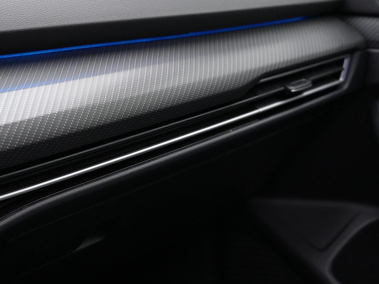 Volkswagen GOLF 1.5 eTSI 130 pk DSG R-Line Business | Panoramadak | IQ Light | Stuur-/stoelverwarming | Achteruitrijcamera