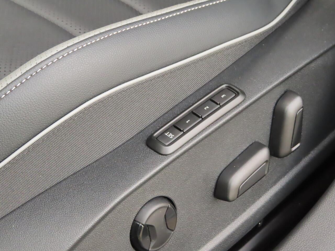 Volkswagen GOLF 1.5 eHybrid GTE | pano dak | lederen bekleding | 360 camera | stoelverwarming + ventilatie