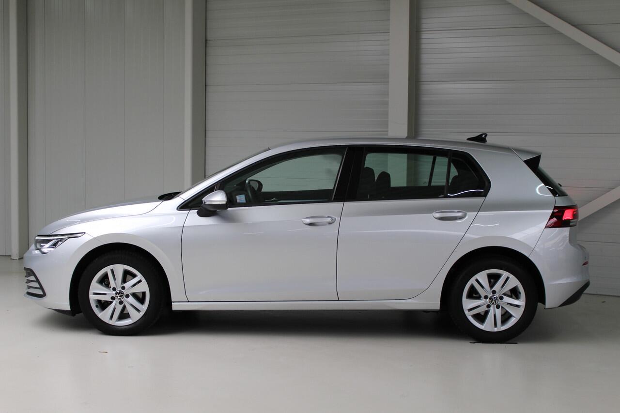 Volkswagen GOLF 1.0 eTSI Life Navigatie | Climate Control | Parkeersensoren voor en achter |
