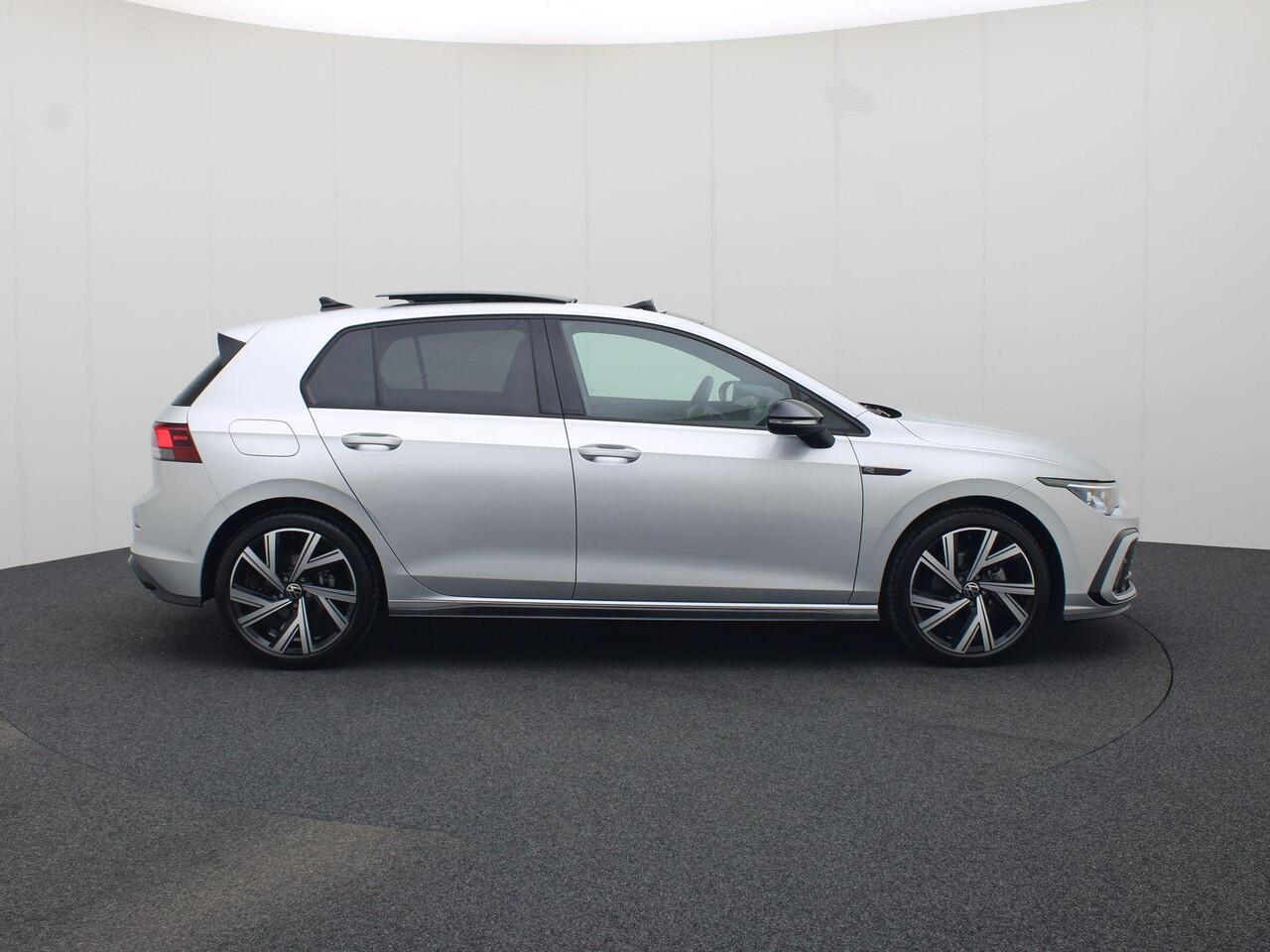 Volkswagen GOLF 1.5eTSI/150PK R-Line Blackstyle DSG · Panoramadak · Camera · Apple/Android · Stoelverwarming