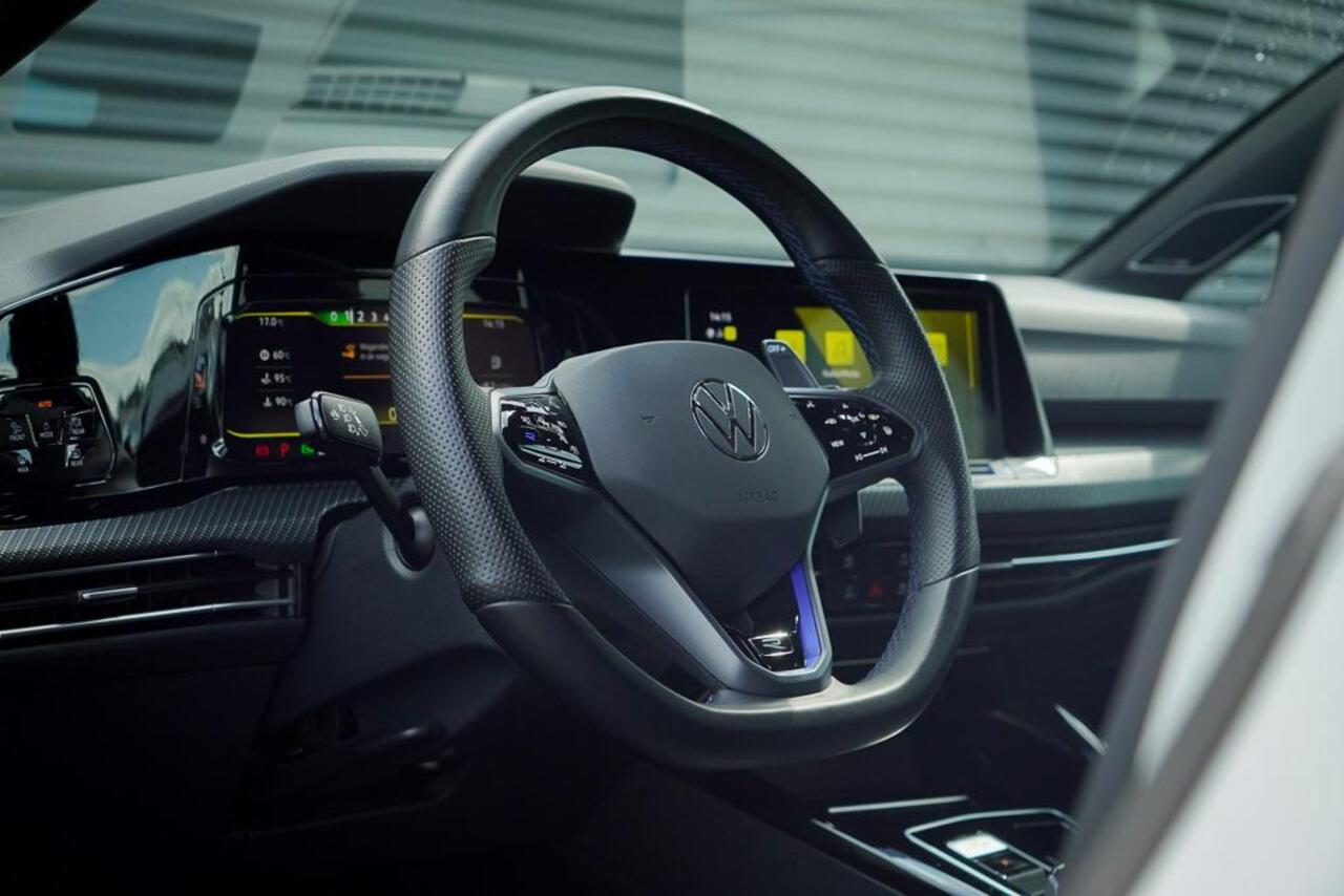 Volkswagen GOLF 2.0 TSI R 4Motion / Pano / Akrapovic / DCC / Stoelklima