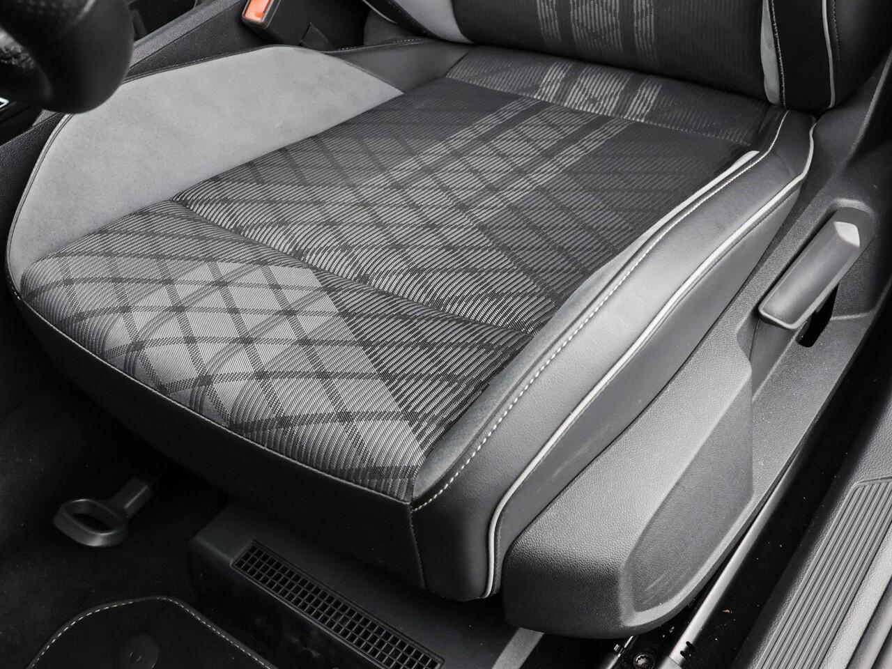 Volkswagen GOLF 1.5 eTSI 150pk DSG R-Line · Panoramadak · Camera · Stuur- & Stoelverwarming · Keyless · Sfeerverlichting · Garantie t/m 22-02-2026 · TOPDEAL