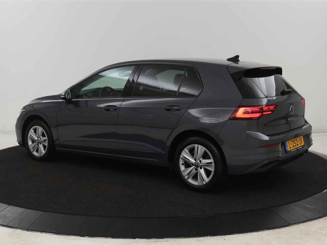Volkswagen GOLF 1.5 TSI Life Business | Matrix LED | Camera | Massage | Carplay | Keyless | Memory | Navigatie | Adaptive cruise | Side Assist | Sfeerverlichting | Climate control