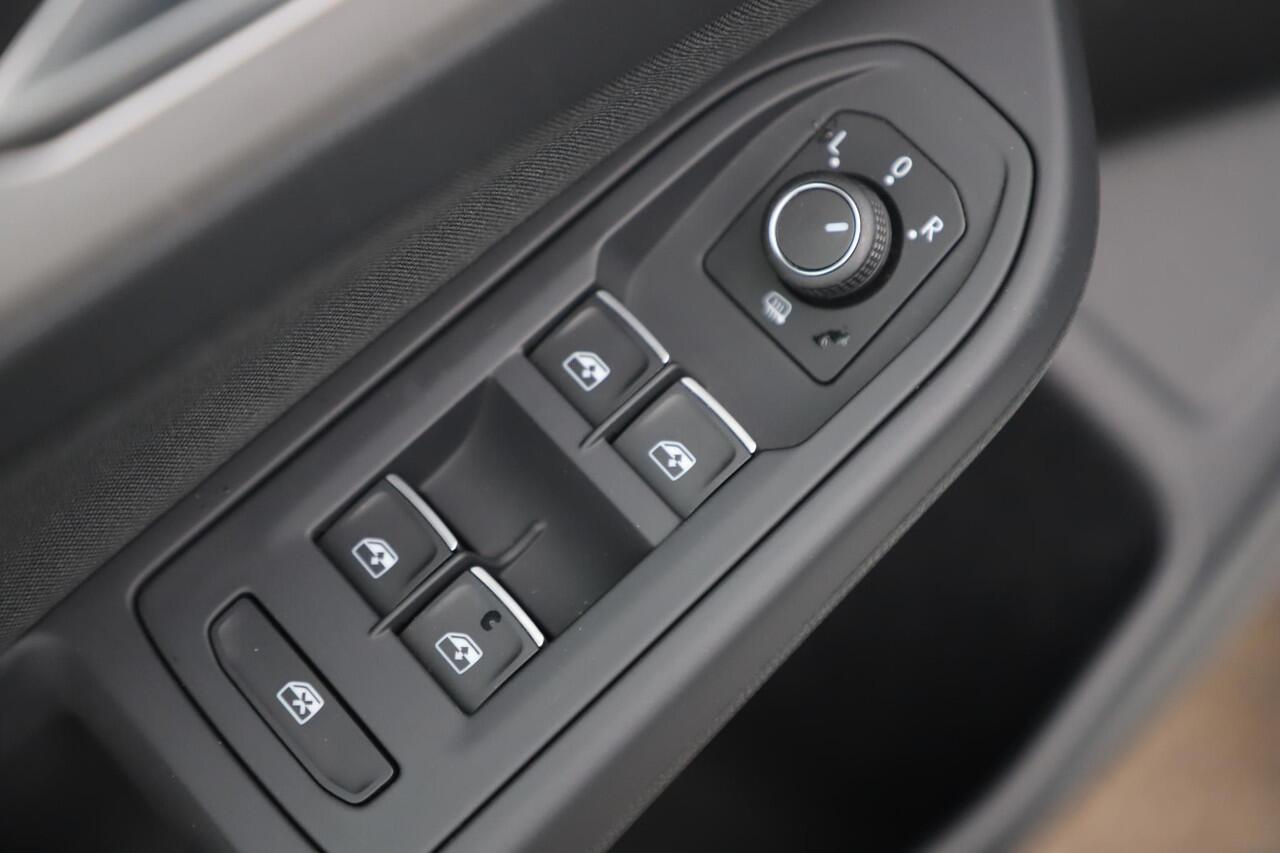 Volkswagen GOLF Variant 1.0 eTSI Life Automaat Navigatie Carplay Android Memory Sportstoel Getint Glas 17 inch LMV Sfeerverlichting Adaptive Cruise