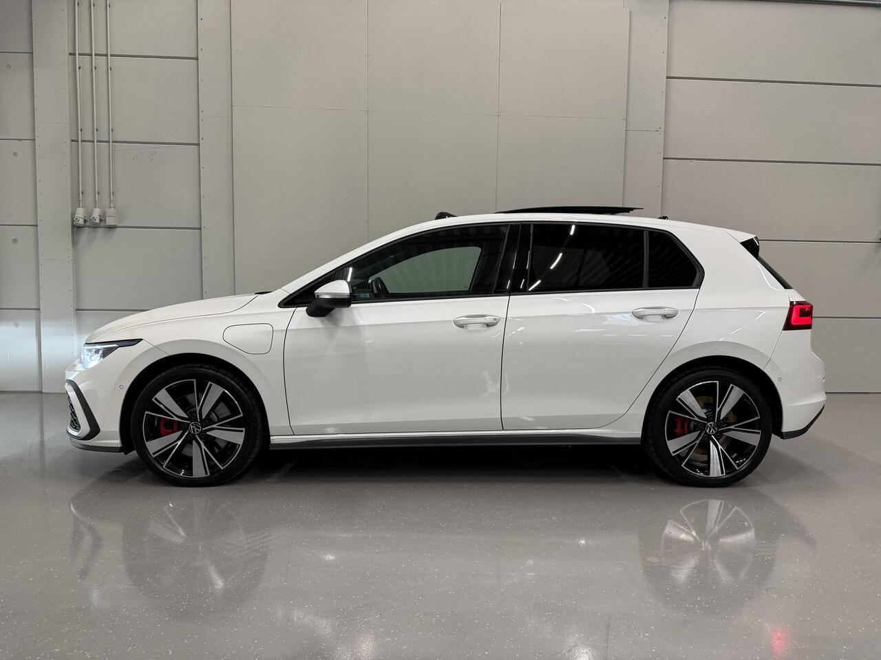 Volkswagen GOLF 1.4 eHybrid GTE PANO/HEAD-UP/IQ-LIGHT/TREKHAAK/CAMERA/ACC/STOEL+STUURVERW./SFEER/CARPLAY/18"/SOH 90,3%/VOLLEDIG VW DEALER HISTORIE, BIJ 92.000KM NOG GROTE OH BEURT GEHAD