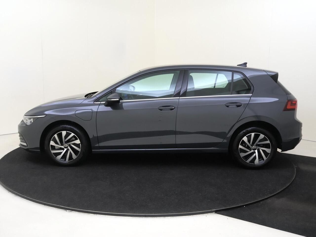 Volkswagen GOLF 1.4 eHybrid Style | Parkeerassistent | Stoel- en stuurwielverwarming | Adaptieve cruise control | Dodehoek detectie | Elektrisch verstelbare bestuurdersstoel met geheugen | CarPlay | 3-zone airco |