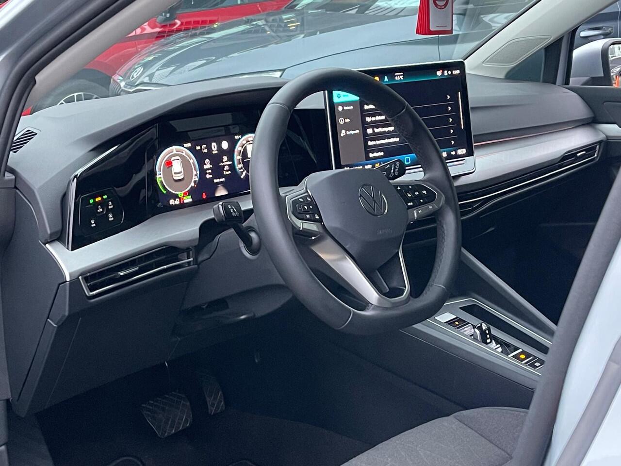 Volkswagen GOLF 1.5 eHybrid 204PK DSG Life Edition Achteruitrijcamera / Getint Glas / 17'' LMV Nottingham / Keyless Access / Clima Draadloos App Connect / Digital Cockpit pro / Park Assist Pro / DAB+