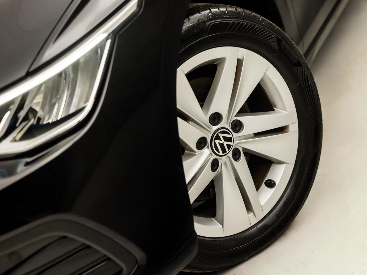 Volkswagen GOLF 1.0 TSI Sport (APPLE CARPLAY, GROOT NAVI, SFEERVERLICHTING, KEYLESS, PARKEERSENSOREN, SPORTSTOELEN, LM VELGEN, GETINT GLAS, NIEUWSTAAT)