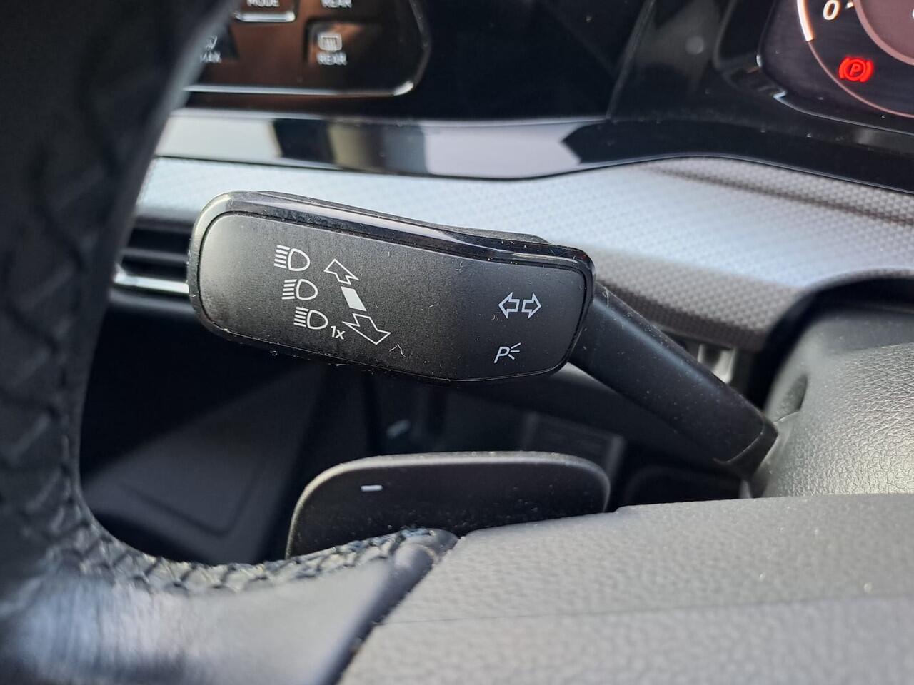 Volkswagen GOLF 1.5 eTSI R-Line Business+ | LED | Trekhaak | All-seasons | ACC | Keyless | Stoelverwarming |