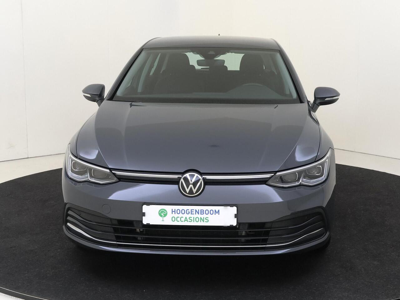 Volkswagen GOLF 1.4 eHybrid Style | Parkeerassistent | Stoel- en stuurwielverwarming | Adaptieve cruise control | Dodehoek detectie | Elektrisch verstelbare bestuurdersstoel met geheugen | CarPlay | 3-zone airco |
