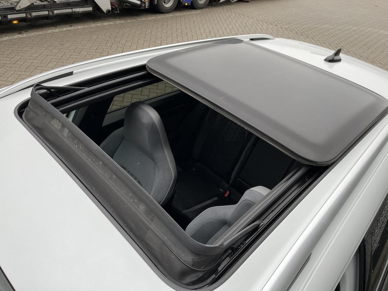 Volkswagen GOLF Variant 1.5 eTSI R-Line Business+ / Panoramadak / Navigatie / Camera / Parkeersensoren V+A / App connect / Head-up / 18''LMV