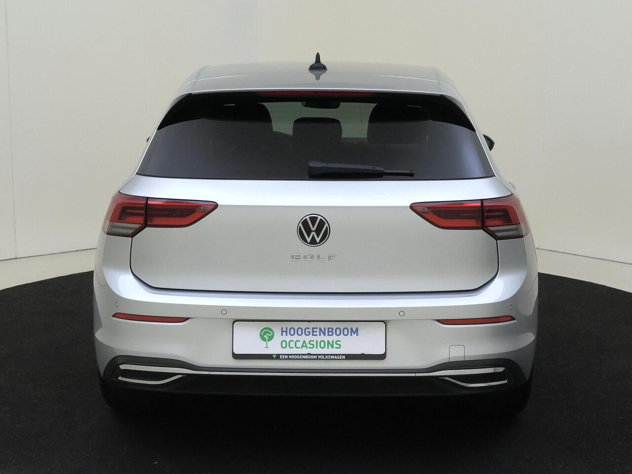 Volkswagen GOLF 1.0 TSI Life | Keyless | Achteruitrijcamera | Navigatie | Dodehoek detectie | 3-zone airco | Adaptieve cruise control | CarPlay |
