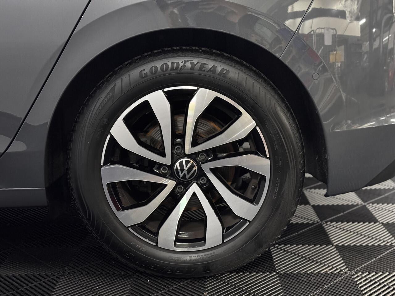 Volkswagen GOLF 2.0 TDI Active Business Pano, Camera, Navi, Sfeerverlichting, Head-up display, Virtual desk, Cruise control adaptief