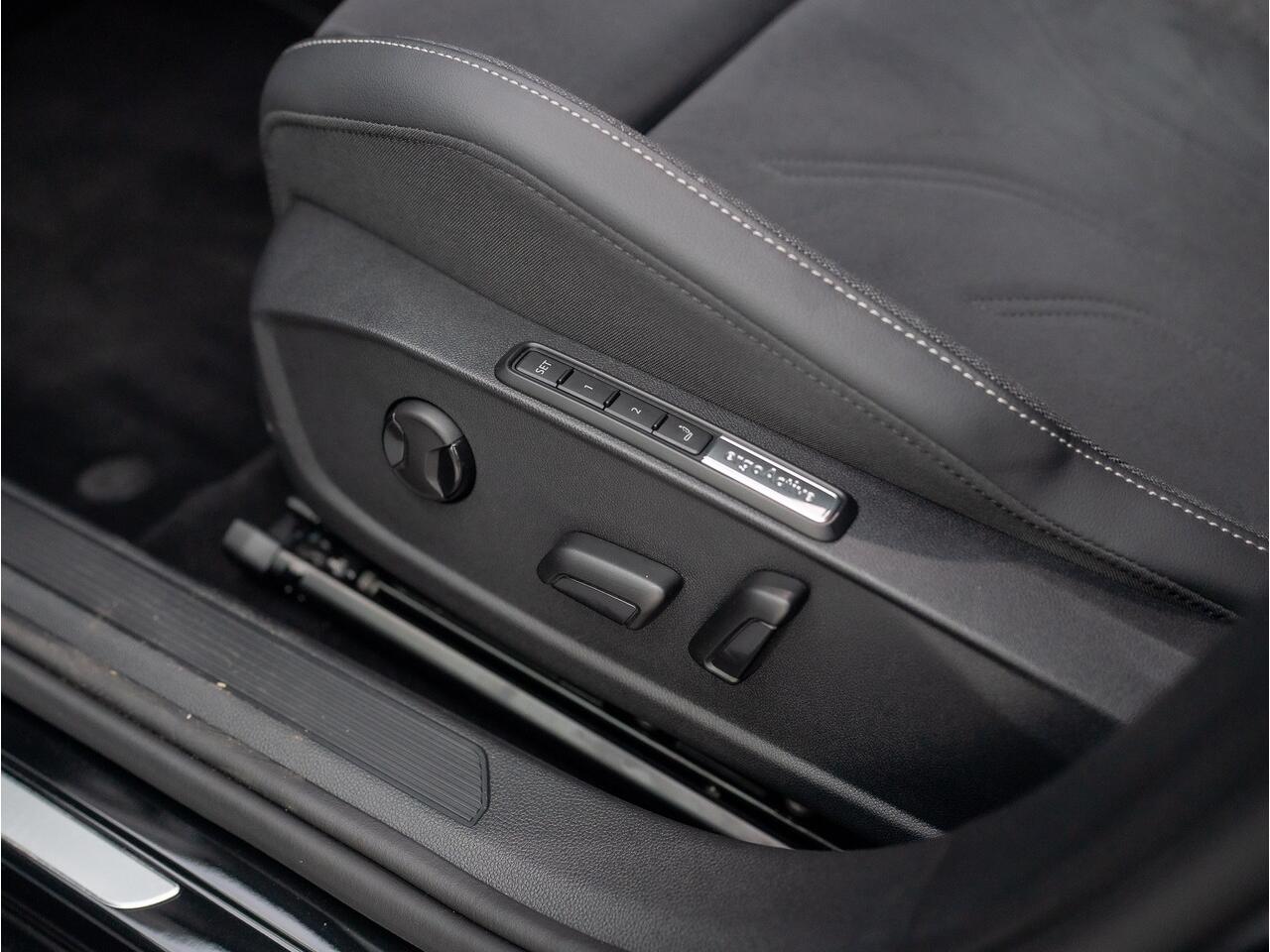 Volkswagen GOLF 1.5 eTSI 50 Edition | Panodak | Stoelgeheugen | Head up | Trekhaak Elk. Wegkl. | Harman/ Kardon | Prijs Rijklaar!!