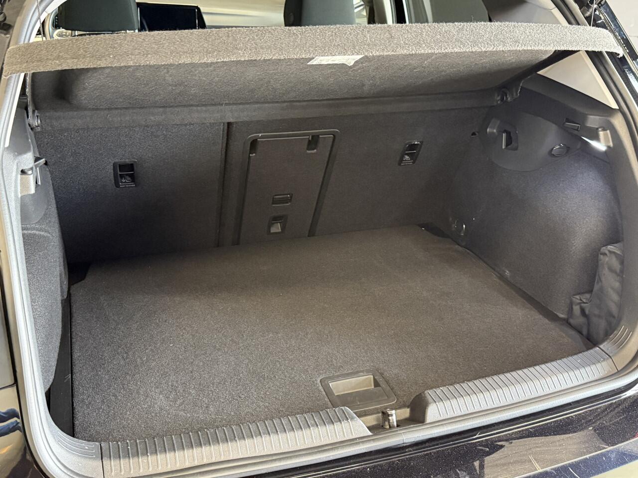 Volkswagen GOLF 1.5 eTSI Life Business | Apple Carplay | Massage | Elektr. stoelen | Adaptive cruise | Draadloze tel. lader