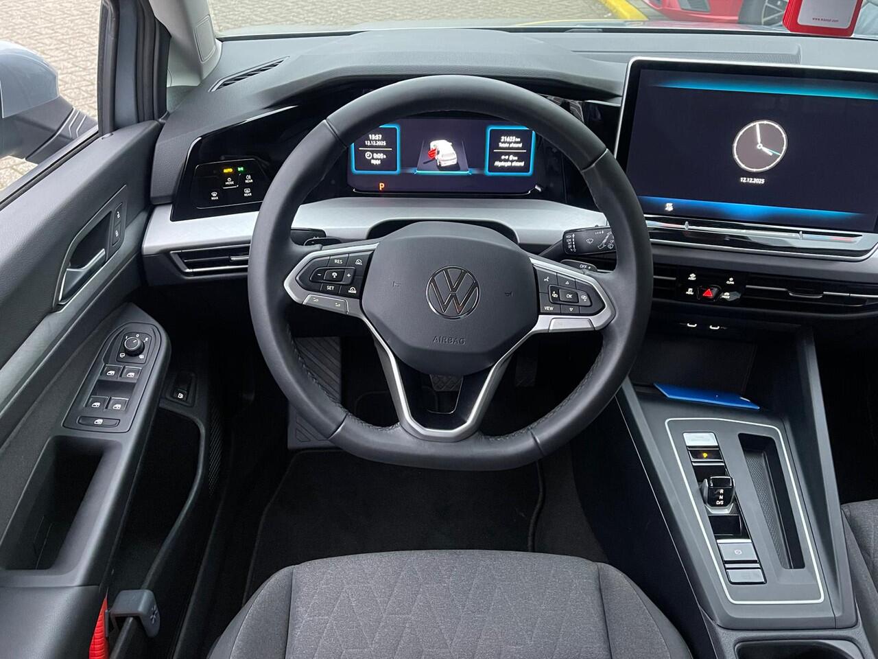 Volkswagen GOLF 1.5 eHybrid 204PK DSG Life Edition Achteruitrijcamera / Getint Glas / 17'' LMV Nottingham / Keyless Access / Clima Draadloos App Connect / Digital Cockpit pro / Park Assist Pro / DAB+