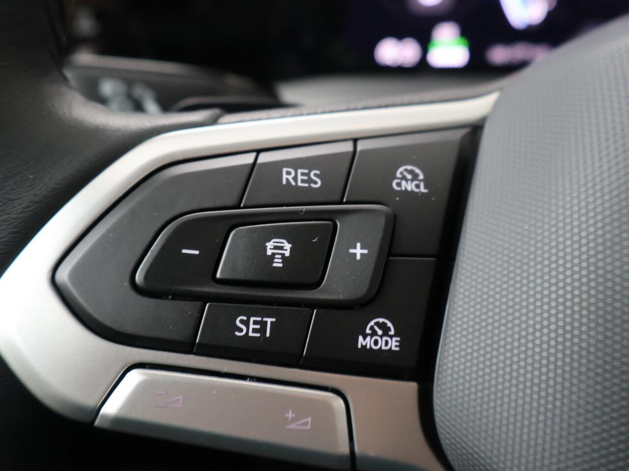 Volkswagen GOLF 1.5 eHybrid Life Edition | 204 PK | Automaat | Elektrische Panoramadak | Cruise control adaptief | Achteruitrij camera |