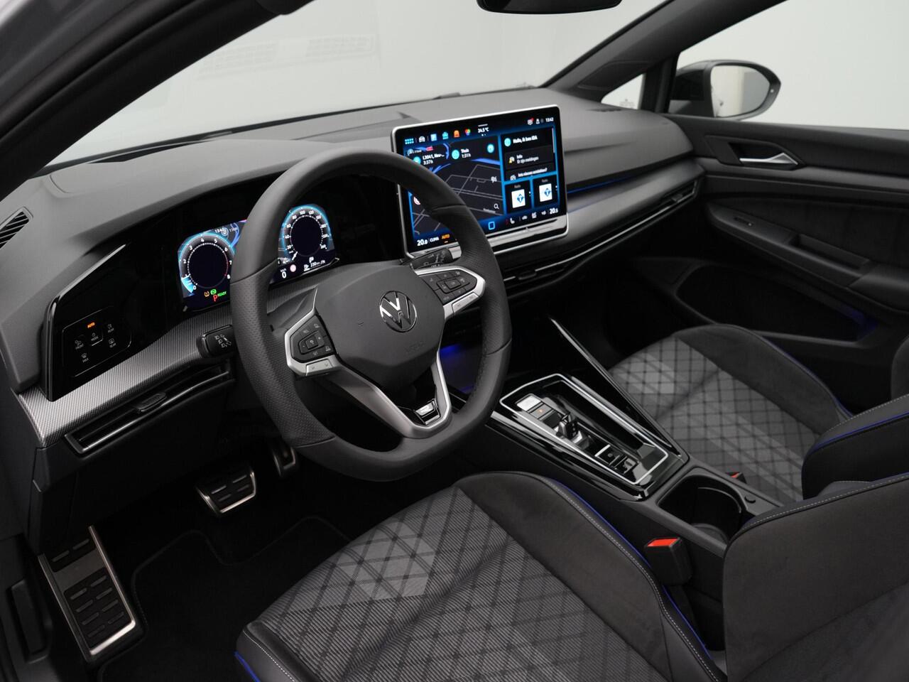 Volkswagen GOLF 1.5 eTSI 150 pk DSG R-Line Edition | Panoramadak | Rondomzicht camera | IQ Light | Head-up display