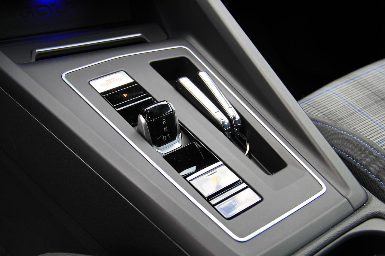 Volkswagen GOLF 1.4 eHybrid GTE 19" Adelaide | Sfeerverlichting | Apple Carplay | Parkeersensoren rondom | Nieuwstaat!