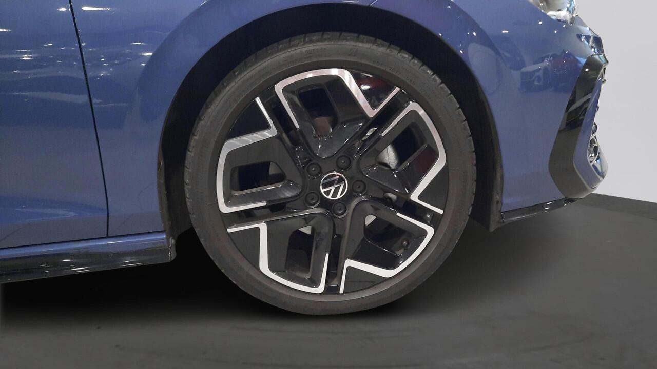 Volkswagen GOLF 1.5 eTSI Automaat R-Line Edition | Demo | LED Matrix | 18" York velgen |