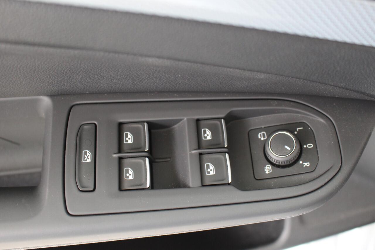 Volkswagen GOLF 1.5 TSI Goal Navigatie | 16"Velgen | Dodehoek assistent | Stoelverwarming | Led verlichting